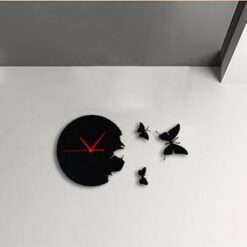 Liblikatega seinakell mustas või punases värvitoonis