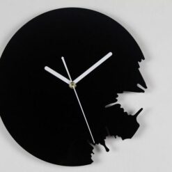 Liblikatega seinakell mustas või punases värvitoonis