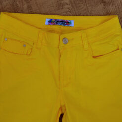 kollased põlvpüksid eestvaade