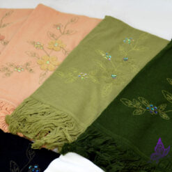 Elegantne sall narmastega ja kauni tikandiga