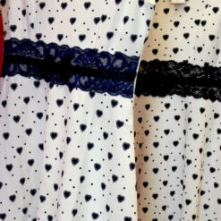 Südamemustriga veniv kleit naiselikule moeteadlikule