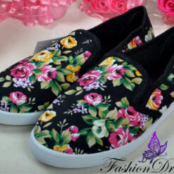 lillelised tennised valgel taustal