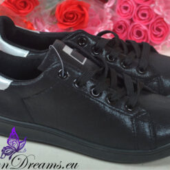 Kuldsete läikivate tossude detailid