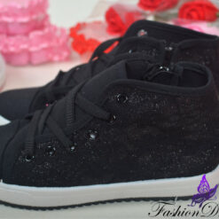 Roosad pitsiga ketsid jalas