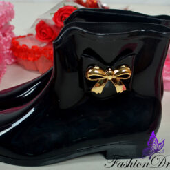 Stiilsed kummikud kuldse lipsuga