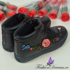 Alternative view of Tikanditega ketsid