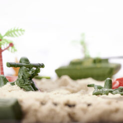 Sõdurifiguuride ja sõjamasinate komplekt
