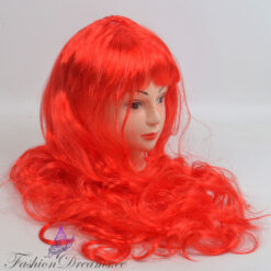 Punane pikkade juustega parukas