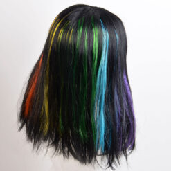 Must parukas vikerkaarevärviliste salkudega