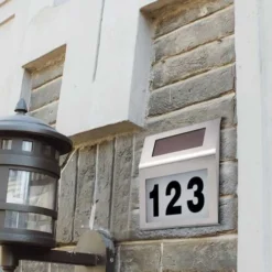 Valgustatud majanumber päikesepaneeliga Soodukas.Com