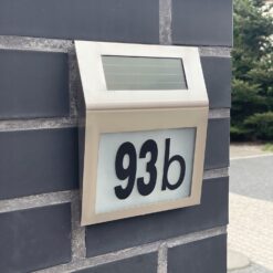 Alternative view of Valgustatud majanumber päikesepaneeliga