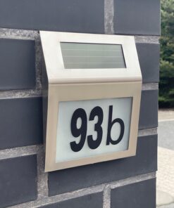 Alternative view of Valgustatud majanumber päikesepaneeliga