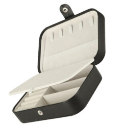 Klõpskinnitusega ehtekarp hoiab ehted turvaliselt koos