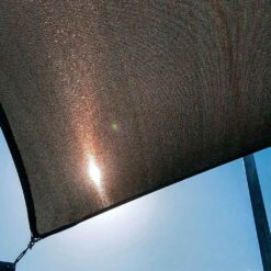 Kolmnurkne päikesevari aeda Soodukas.Com