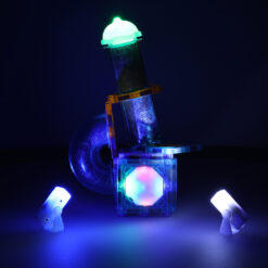 Helendavate kuulidega magnetklotside pallirada hämaras toas