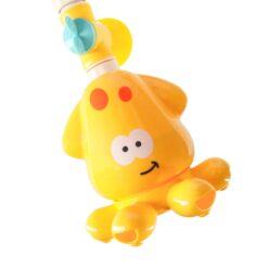 Lapsed mängivad vannis mänguasjaga