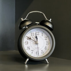 Retro stiilis äratuskell valgustusega