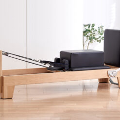 Alternative view of Pilates reformer treeningvoodi reguleeritava takistuse ja puidust raamiga